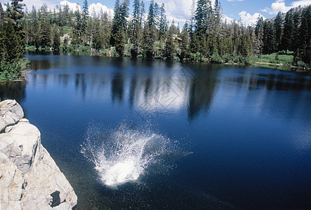 在美国加利福尼亚州五湖中喷涌图片
