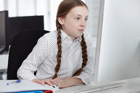 办公室使用计算机的女孩图片