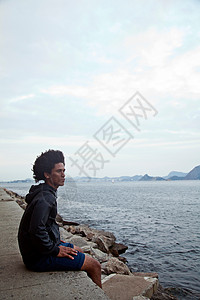 坐在海边观海的年轻人巴西里约热内卢图片