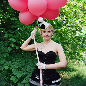 拿着树叶的小猫背景