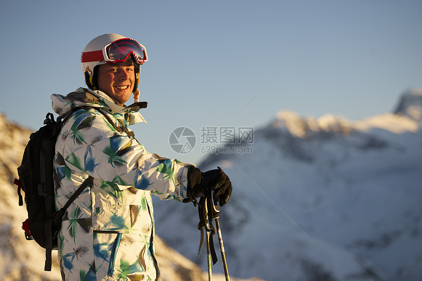 男子在滑雪场图片