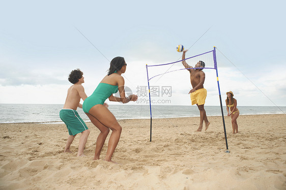 朋友在海滩玩排球图片