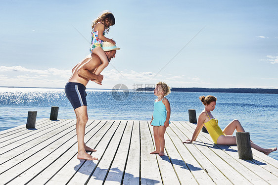 瑞典加夫勒乌特瓦尔纳斯码头父母和两名少女图片