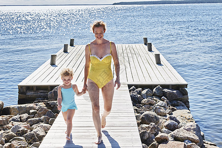 瑞典加夫勒乌特瓦尔纳斯海边母亲和女儿牵手图片