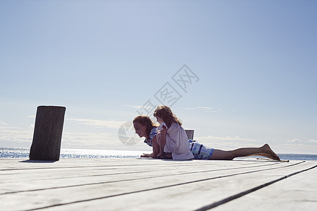 母亲和女儿在瑞典加夫勒乌特瓦尔纳斯码头玩耍图片
