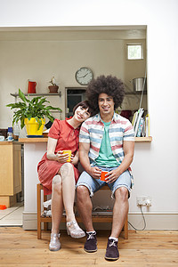 在厨房坐一起的年轻夫妇图片