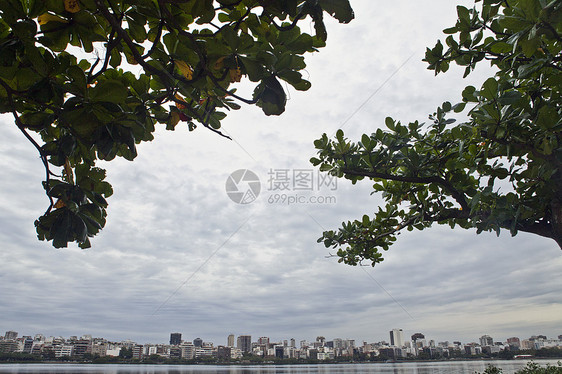 巴西跨越天空湖的里约热内卢之景图片