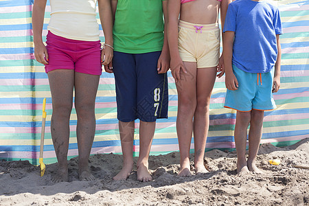 沙滩上穿沙滩裤的孩子图片