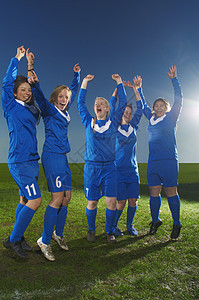 欢呼的女子足球队图片