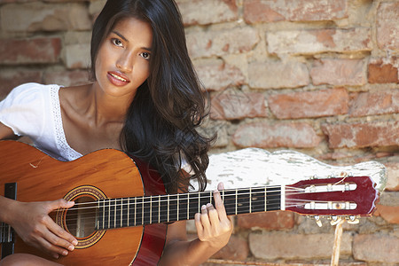 亚洲女性弹吉他图片