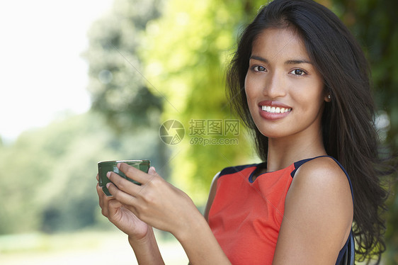 手拿咖啡杯的青年女性图片