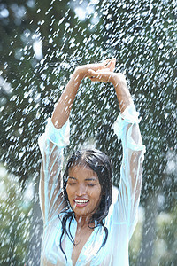雨中的年轻女举起手来图片