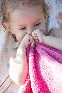 可爱婴儿手抓粉色毯子图片