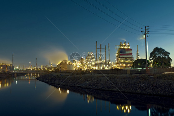 美国加利福尼亚州卡森市夜间的发电站图片