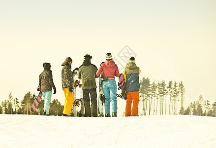 从山上看雪的年轻滑雪者图片
