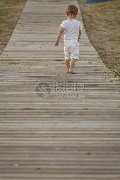 幼儿沿木板路行走图片