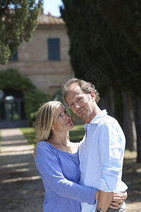 成熟夫妇站在花园中拥抱图片