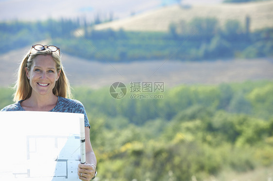 站在山上看着建筑图纸的设计师图片