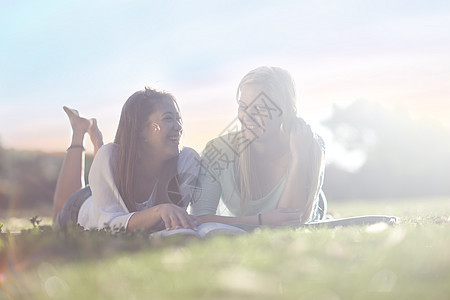 在草坪上看书学习的学生图片