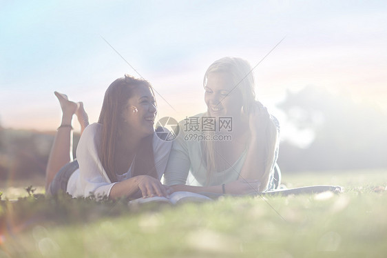 在草坪上看书学习的学生图片