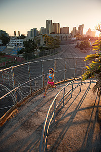 女运动员在人行道上跑步图片
