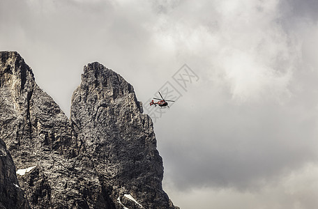直升机飞越意大利阿尔塔巴迪亚南蒂罗山峰上空图片