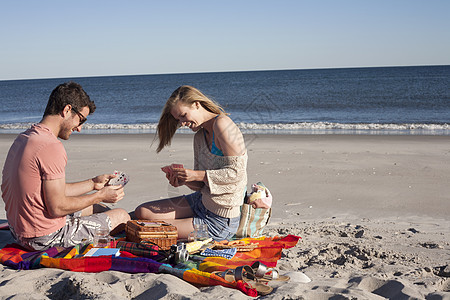 一对情侣海滩上度假玩牌图片