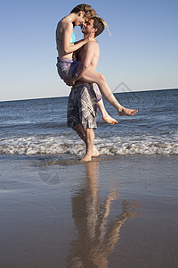 在海滩上玩得开心的情侣图片