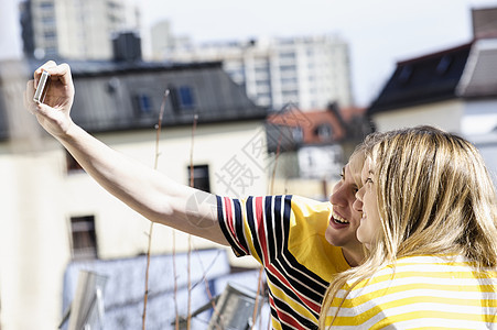 年轻夫妇在屋顶上拍照图片