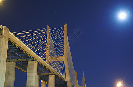 晚上葡萄牙里斯本的桥图片
