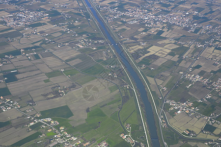 意大利威尼斯附近运河和耕地的空中图片图片