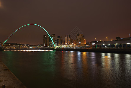 夜晚联合王国千年桥之景NewcastleonTyne图片