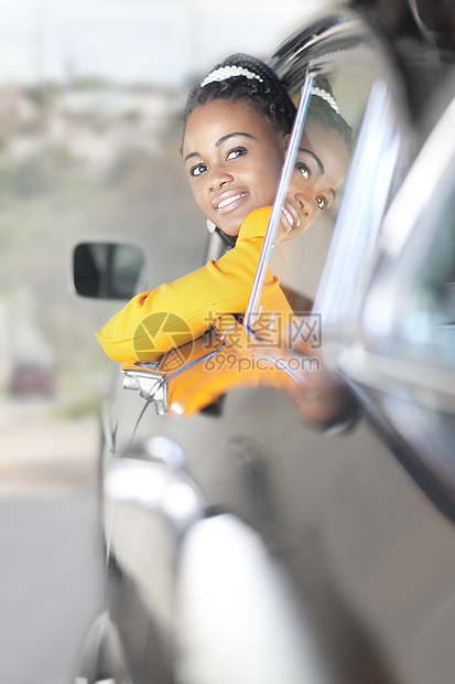 女人从车窗向外伸出头图片
