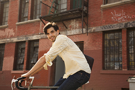 在街头骑自行车的男人图片