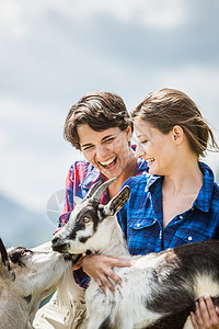 奥地利蒂罗尔青年女子抱着小山羊图片