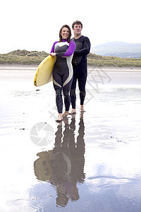 海滩拿着冲浪板的情侣 图片