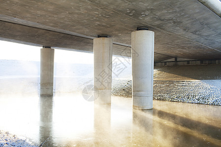 冬季雾河上的交通桥背景图片