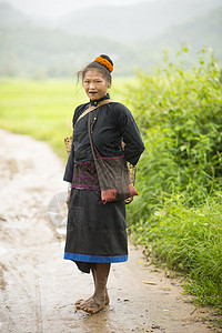 缅甸坑东掸邦土路上的年轻女子画像图片