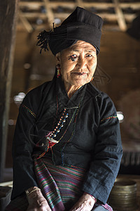 缅甸穿传统服饰的妇女图片