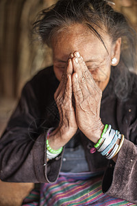 缅甸掸邦丹东县戴手盖面的妇女图片