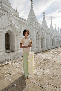 缅甸曼德勒山达穆尼塔的美丽少女图片