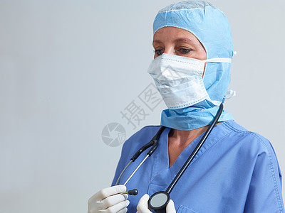 外科医生佩戴手术用面罩图片