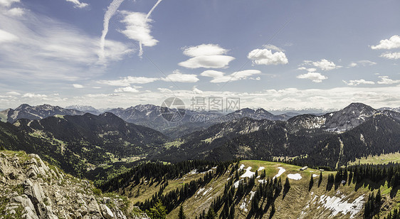 白天的德国巴伐利亚山图片
