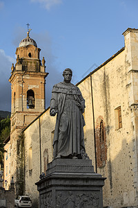 意大利托斯卡纳皮特拉桑塔市广场雕像图片