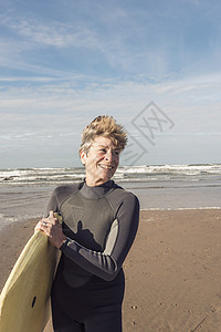 联合王国德文海滩的成年女潜水员图片