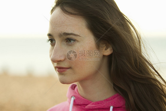 年轻女子的肖像图片