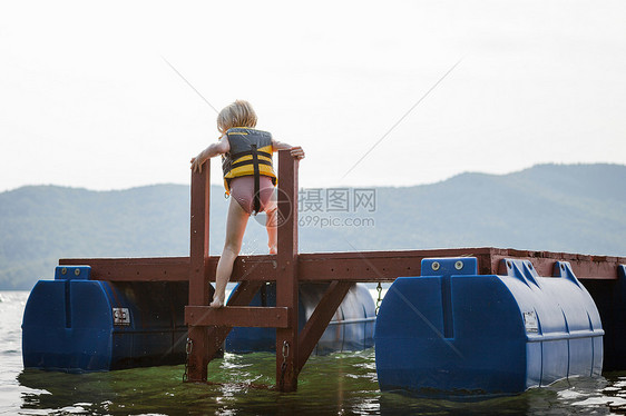 漂浮平台上的小女孩图片