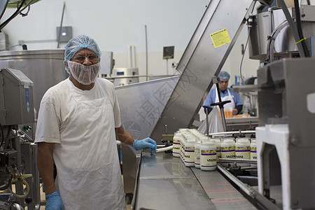 在食品生产工厂作的男子图片
