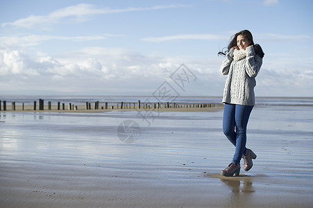 英国布赖恩沙地萨默塞特海滩上的年轻女子图片
