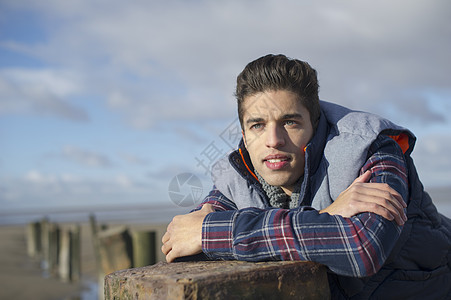 在格瑞恩布赖沙地萨默塞特英格兰海边靠着栏杆的年轻人图片